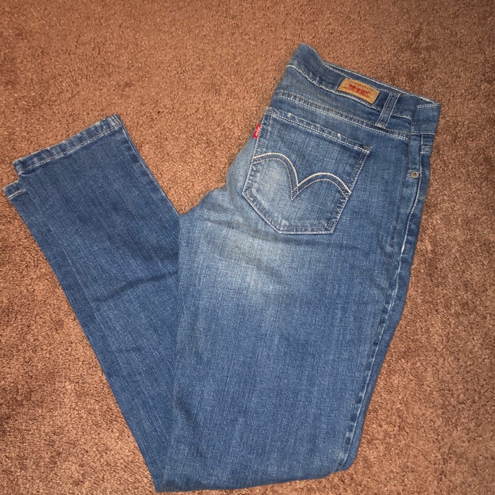 Women’s Levi’s jeans